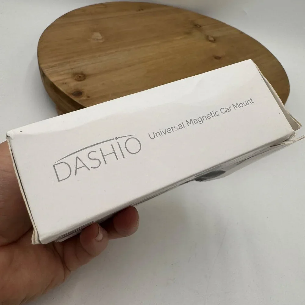 DASHIO UNIVERSAL MAGNETIC CAR MOUNT New in box stay in place